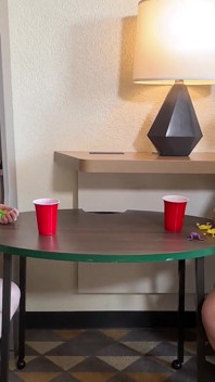 Dvě sexy milfky se svlékají při hraní nezbedné lesbické hry