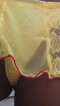 Seksi sarı iç çamaşırıyla işiyor amımı ovuşturuyor