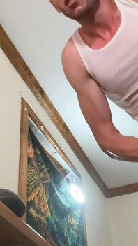Honění kamery na podlaze proti směru od kapitána vymýšlení Velké poprsí