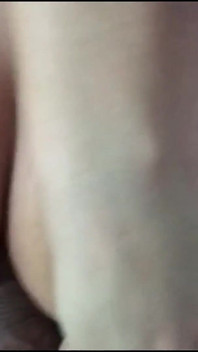 O bastardo rasgou meu sofá me fodendo