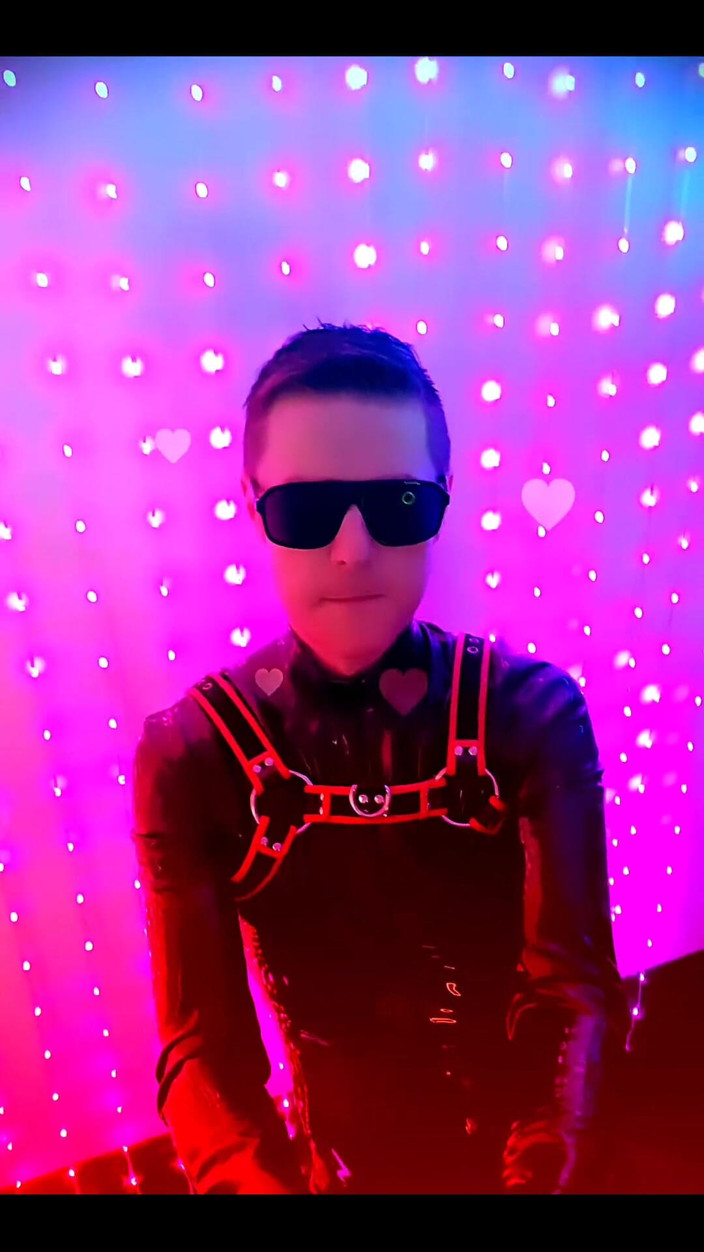 Roman Heart: Clip Vide Outtake pentru Noul meu Reellatexrubberblackstyle