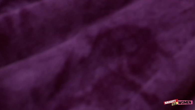 Naughty old women: Milf buigt voorover en stelt haar mollige vagina bloot aan...