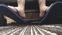 Abby Anna: Chơi ngón chân hải quân trong dép xỏ ngón