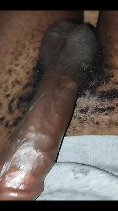 Peluda keniana acariciando vigorosamente su polla dura Parte 2