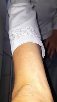Travestito asiatico si masturba e sborra indossando scivolosa ragazza del college in uniforme