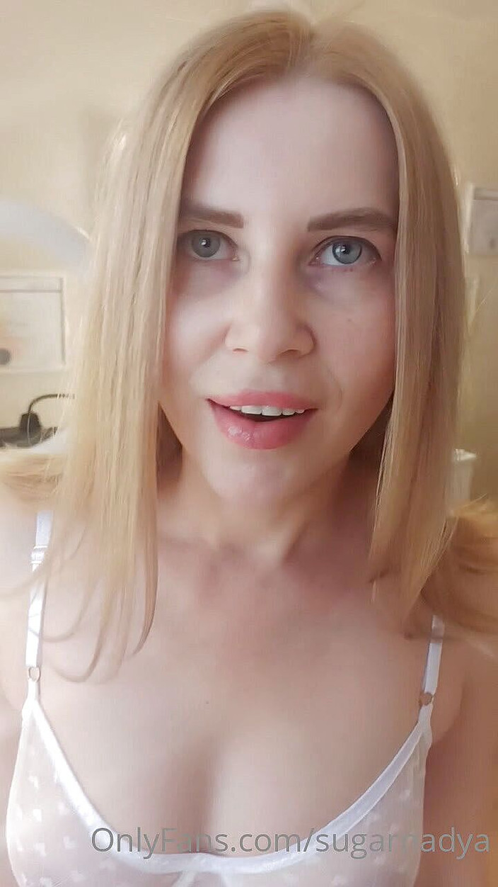 SugarNadya: 穿着性感内衣的金发女郎在镜子边发现一个客户并把他吸了下来