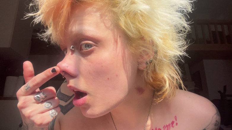 Glitterqueen1999: Fată gotică la soare fetiș nas frecat nasul de porc