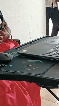 Mon demi-frère m’a sucé les seins pendant un entretien en ligne