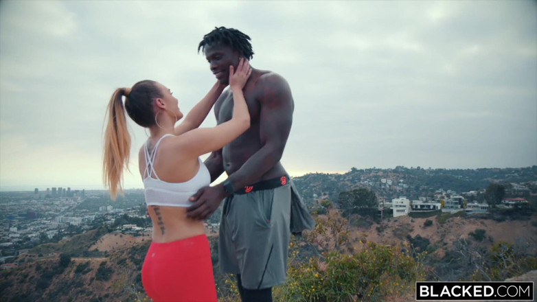 Blacked: Blacked těsná modelka nemá čas na nic jiného než velké černé péro