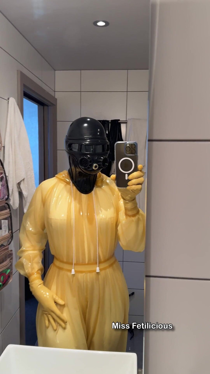 Miss_Fetilicious: I Love This Heavy Rubber Helmet