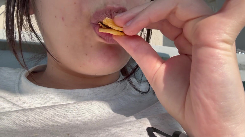 AmayaMori: La ragazza gigantessa trova un piccolo uomo nella sua borsa...