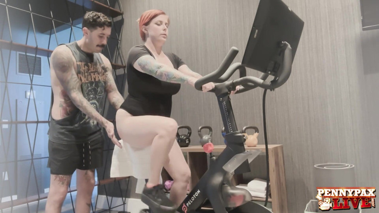 Penny Pax: Penny Pax werkte in de sportschool