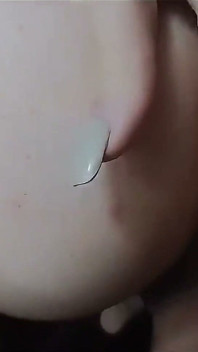 Od bolesti během análu, ale chlápka to nezastaví