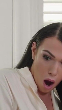 Trans angels - Aspen Brooks chytí seržanta Miles při honění Rozhodne se, že si s tímto vousatým hřebcem trochu zábavy!