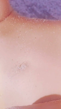 Quente loira Henessy de biquíni striptease na praia