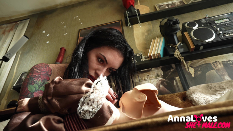 Anna Loves Shemale: Big Veiny Shemale ničí moje hrdlo a zadek - část 1