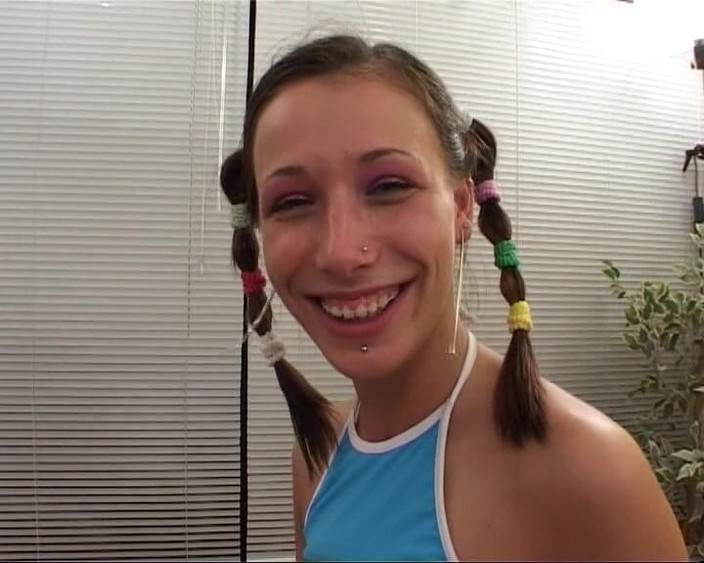 Deutsche Frauen: Urocza niemiecka nastolatka połyka spermę po akcji gangbangu analnego