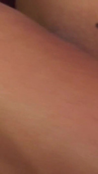 甜美的棕色女孩感觉下降，需要一些女同性恋爱才能感觉更好