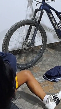 Kocası uzaktayken seksi komşumu garajımda sikiyorum