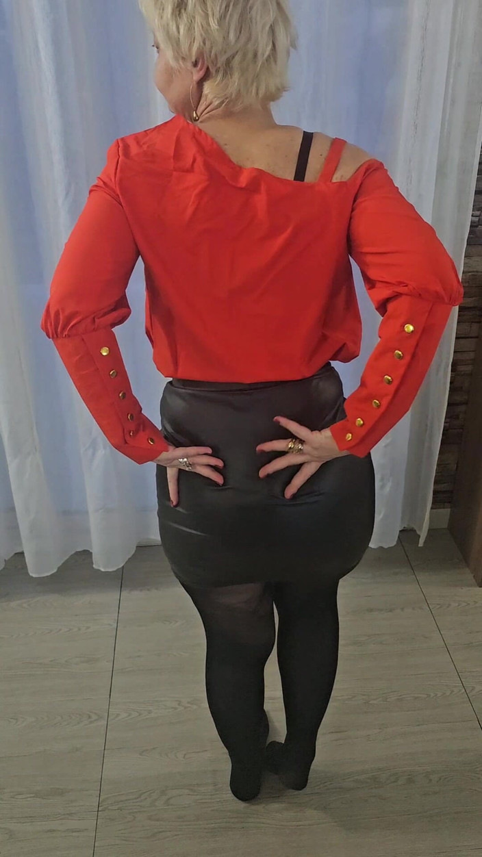 Sofy13: Mi Tolgo La Gonna Di Pelle E Le Calze per...