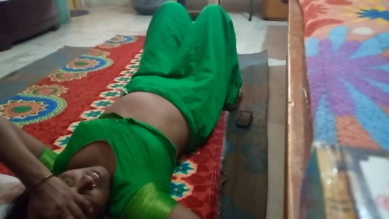 Desi palace: Fotto questa zia arrapata nella mia camera da letto