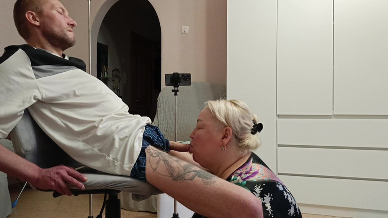 Zona901: Stiefmutter gibt blowjob, um genug sperma zu bekommen