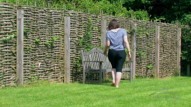 ATK Fans (Hairy): Beryl rockt ihre nackten füße durch das weiche gras