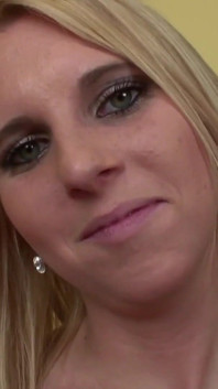 Me follo a esta rubia cachonda sexy con tetas perfectas hasta que me corro por todo su apretado coño afeitado