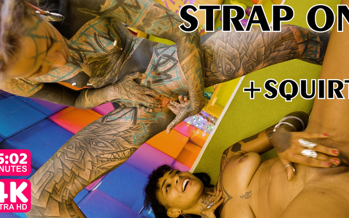 Z-Filmz: Tatuadas lésbicas fodem duro com cinta-caralho - esguichando e mijo