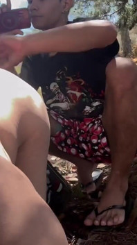 Aku lagi asik nyepong kontol dan aku fingering lubang pantatnya di hutan