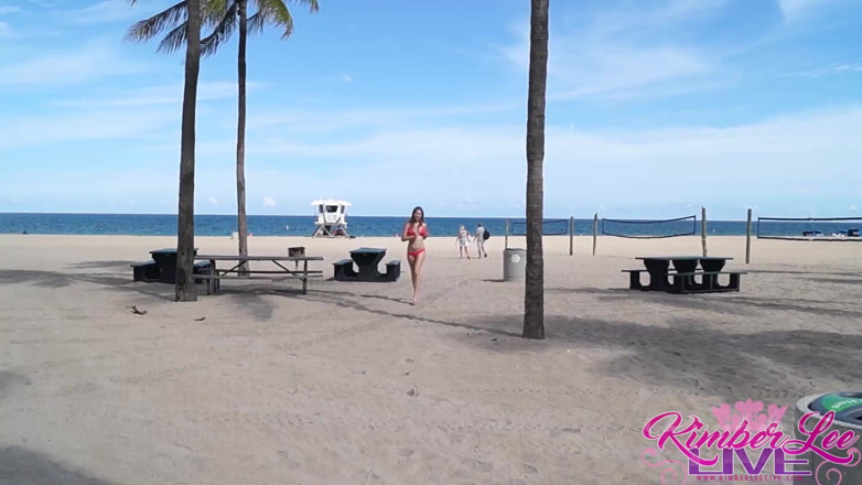 Kimber Lee: Kimber Lee Day taille une pipe à la plage en voiture
