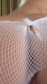 Una maliziosa troia bionda in calze a rete si fa scopare il corpo oleoso da dietro sborrata dentro a pecorina