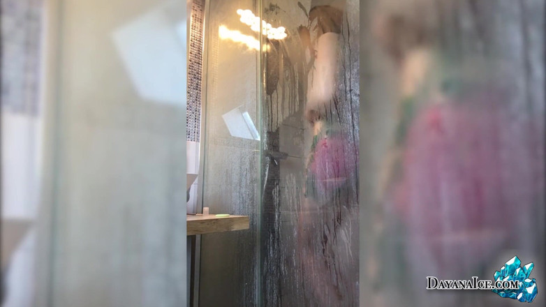 Dayana Ice: La ragazza con le tette naturali si masturba in doccia