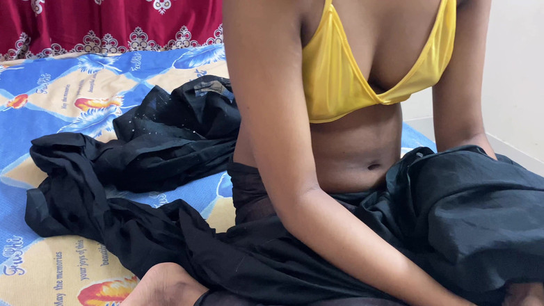 Bdsex24: हॉट बंगाली बोंडी अपने पति को धोखा देते हुए अपने देवर के साथ चुदाई कर रही है