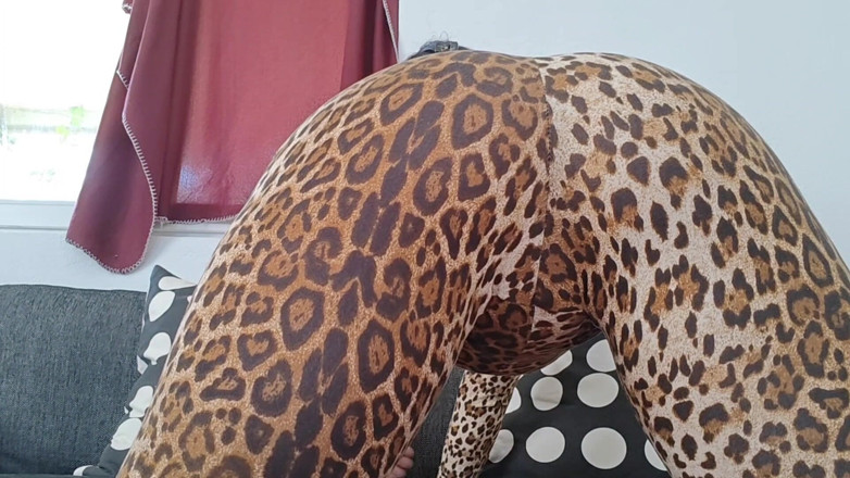 WildBigBooty: Tunggangan dildo pantat besar berair