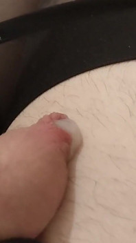 Guarda la fantastica sborrata di una sissy con un plug nel culo