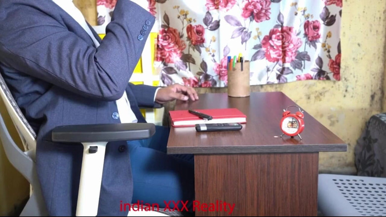 ADM111AG: 인터뷰 중 섹스하는 인도 소녀