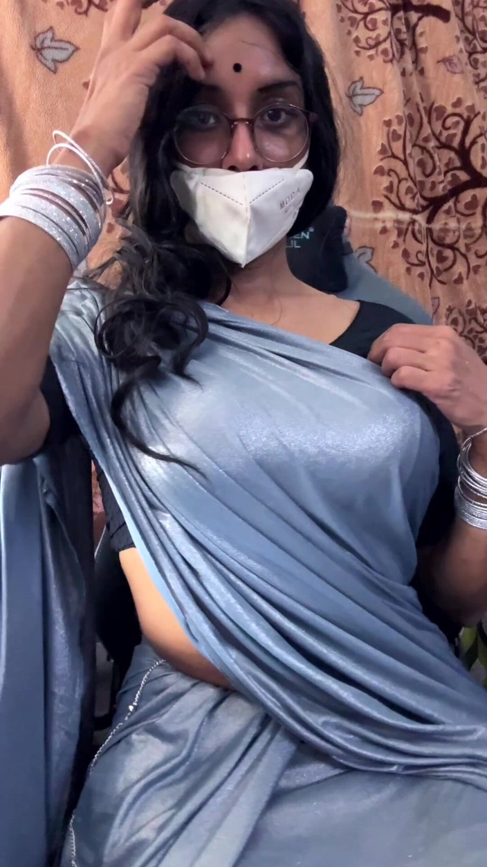 Anushka Crossy: Crossdresser Jerk off in Saree