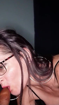 Seks antara kaum pertama untuk isteri matang berambut merah cermin matang semasa suami cuckold dirakam