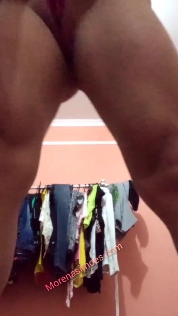 Carlos-Simoes: Bruneta s velkým zadkem v prádle.