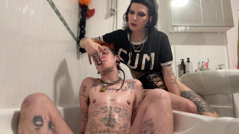 punkgoblin: Piss-bestrafung &amp; menschlicher aschenbecher