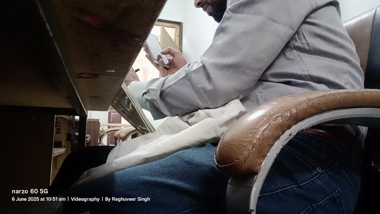 Rajasthani-old-lover: Desi Man w biurze