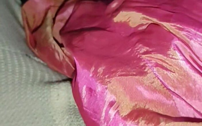 Satin and silky: 42 ngocok kontol tetangganya yang seksi dengan kain sari merah...