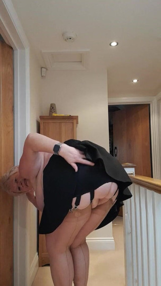 Uk Joolz: Falda corta, medias, tacones y sin bragas!