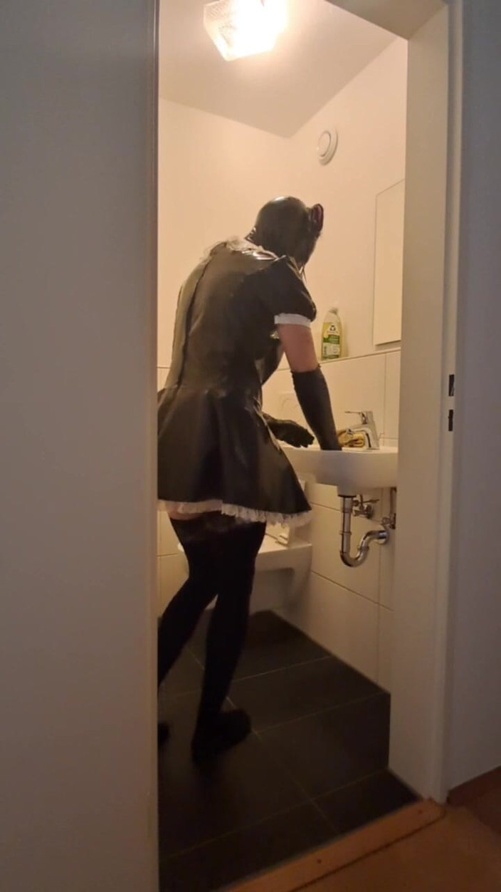 2GirlTs1Cock: Caged Sissy Maid Slave - Städa badrummet för älskarinna och hennes pojkvän