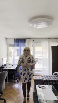 Pearl Vanesa își expune corpul în casa ei purtând perle minunate