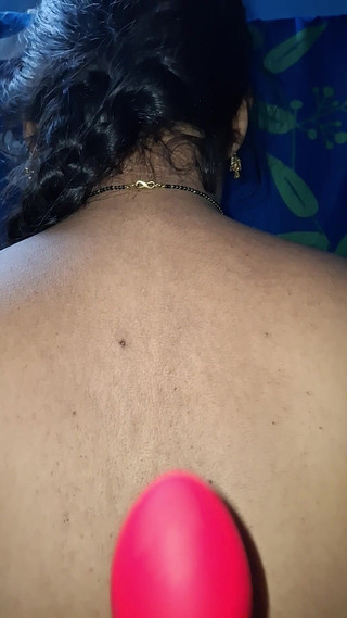 horneySonu: Sonu speelt met vibrator