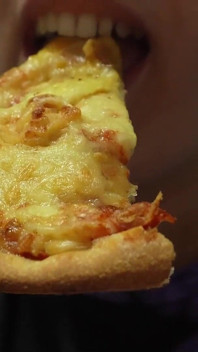 Cina cu pizza uriașă are parte de un bărbat minion, sălbatic, devine toppingul