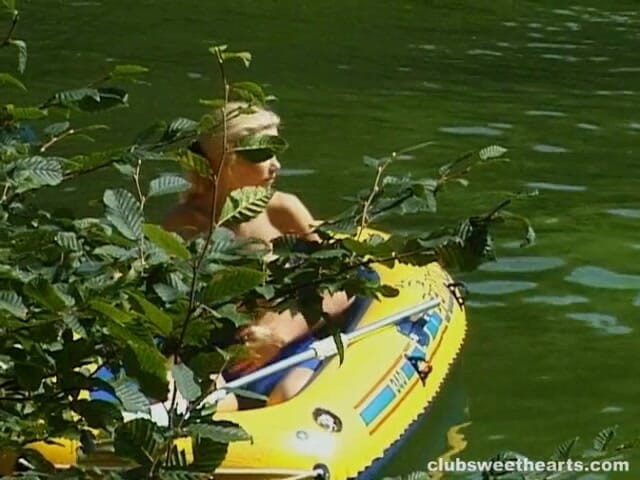 SkinnySweetHearts: Debbie masturbiert in einem Gummiboot