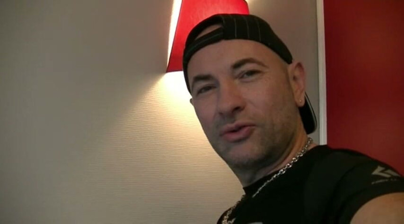 Gaybareback: Schöner bisexueller twink fickt ohne gummi seinen besten freund